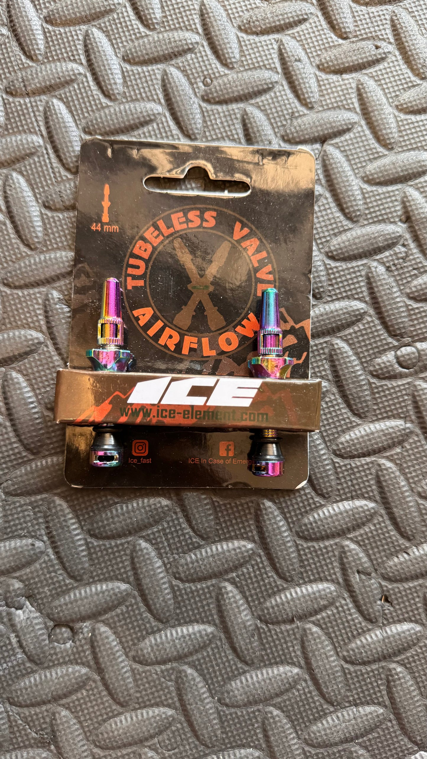 Tubeless valve and caps