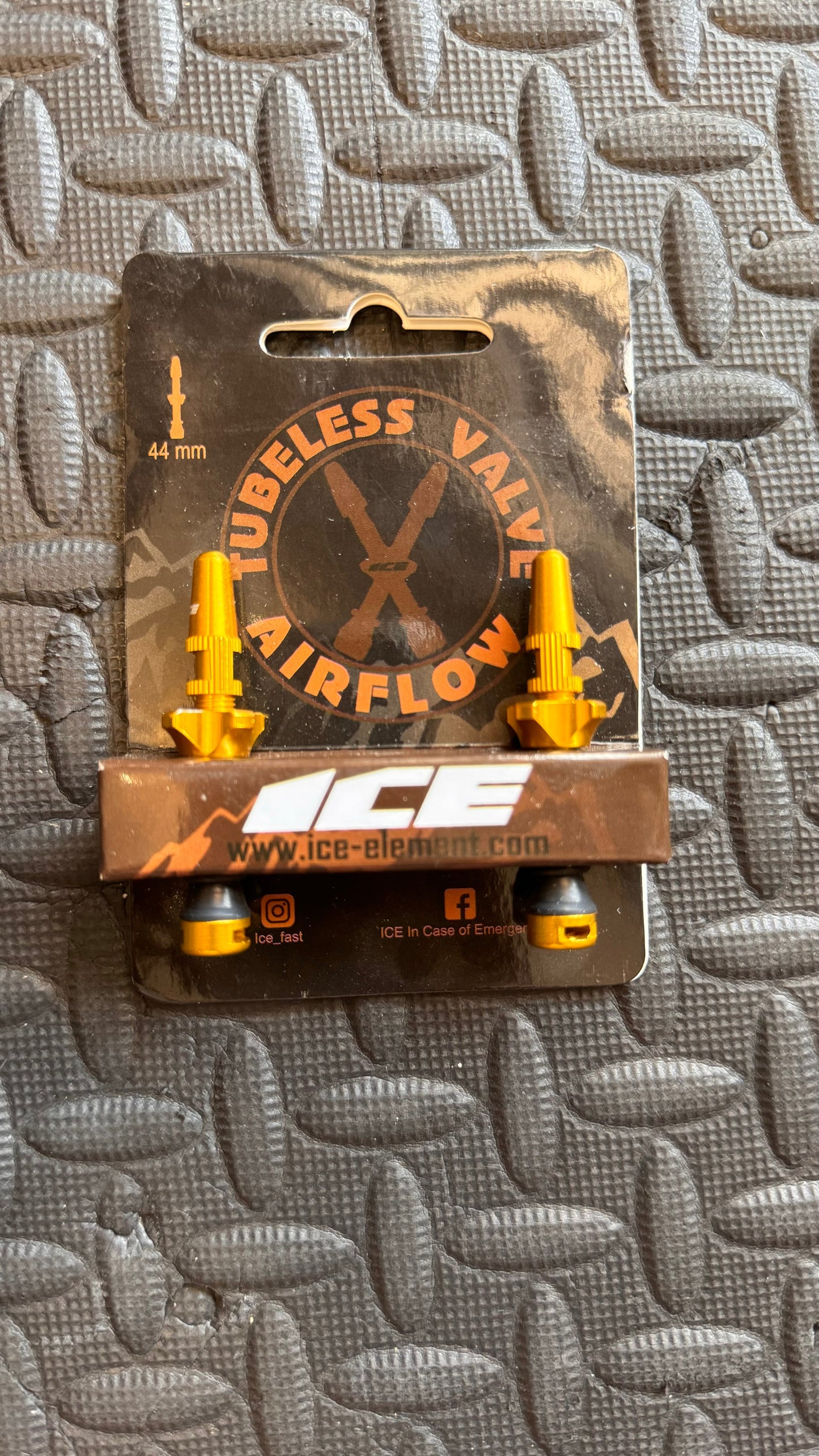 Tubeless valve and caps