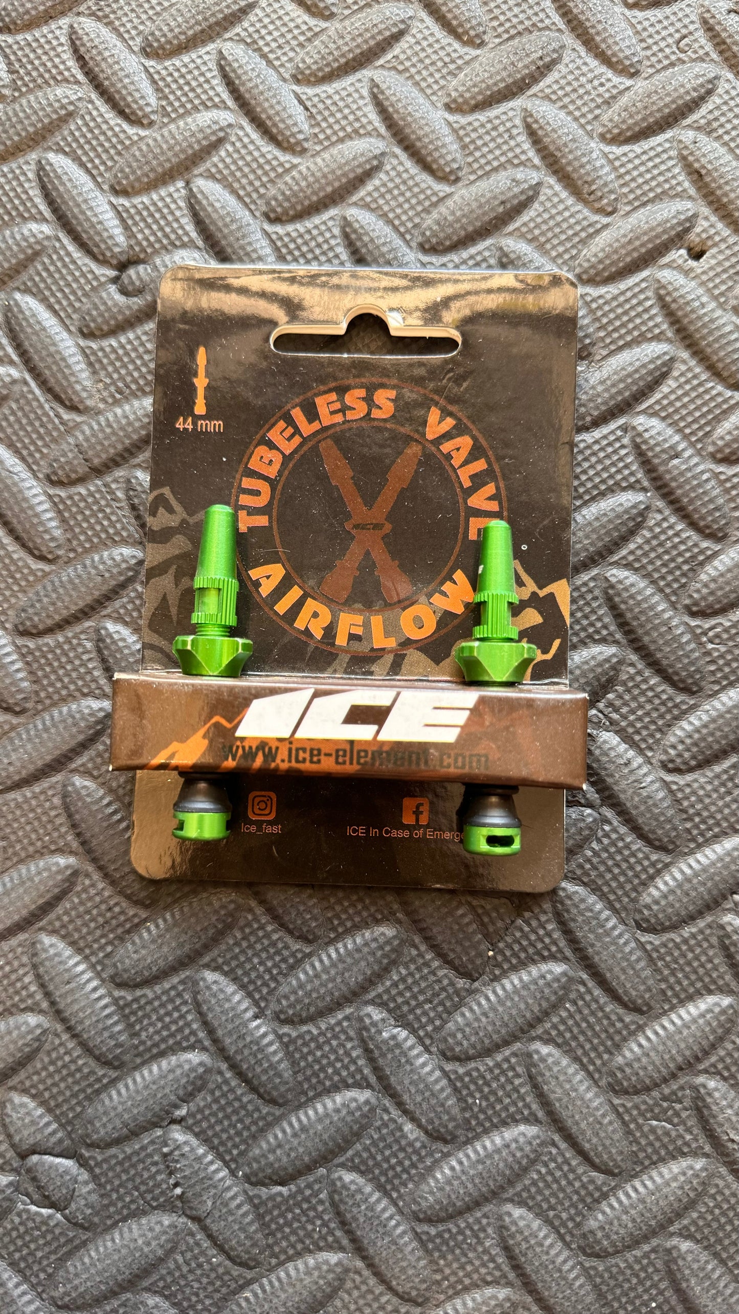 Tubeless valve and caps