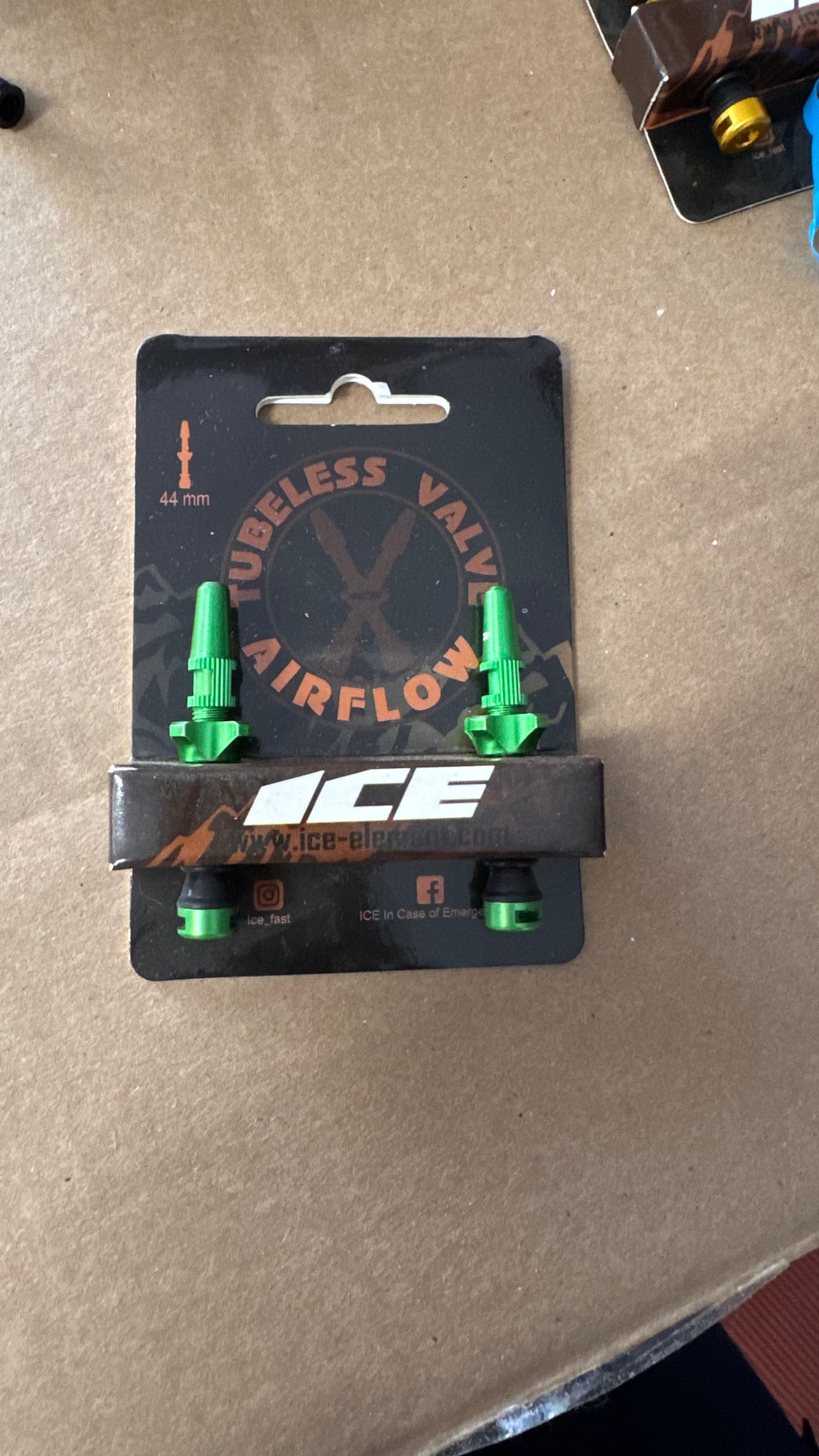 Tubeless valve and caps
