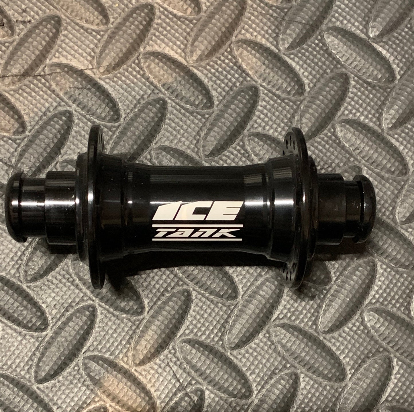 28 HOLE ICE TANK FRONT HUB 20mm